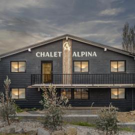 Chalet Alpina, hotel u gradu Džindabin