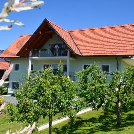 Weingut Zirngast – hotel w mieście Leutschach