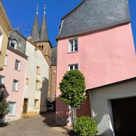 Viesnīca Uriges Ferienhaus in der Altstadt von Saarburg mit Sauna, Kinderspielecke, 1000Mbit Wlan, 1 Minute vom Wasserfall entfernt pilsētā Zārburga
