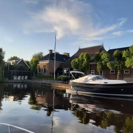 PUUR Eastermar - monumentaal, authentiek en luxe koetshuis aan open vaarwater met jacuzzi en sauna, hotelli kohteessa Oostermeer