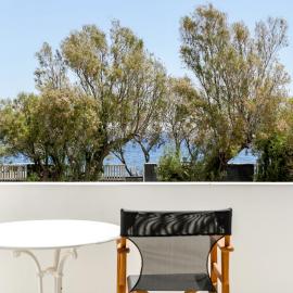 Exi Sea Side Suites, hotel in Perissa