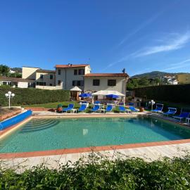 Villa Volpes con piscina Privata tra Versilia e Cinque Terre, hotel en Luni