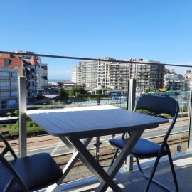 Beachstudio Westende with sea view, hotel in Middelkerke