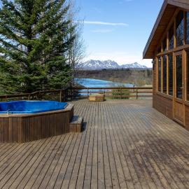 Gorgeous Riverside Lodge in the South of Iceland, hotel in Reykholt