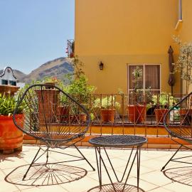 Colorful family condo with terrace and free parking, hotell sihtkohas Guanajuato