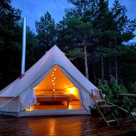 Mönus Paik Glamping，Jõiste的飯店