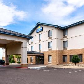 Days Inn & Suites by Wyndham Denver International Airport, отель в городе Montbello