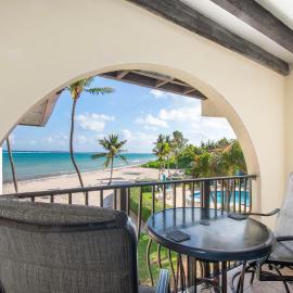 Beach Living at Sunrise to Sunset Villa, Hotel in West Bay