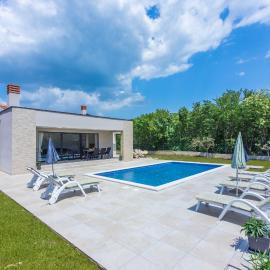 Villa Deluxe، فندق في Trget