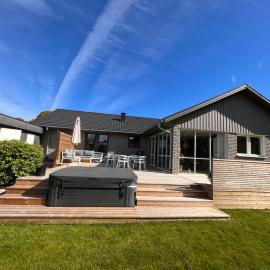 Wunderbares Feriendomizil mit Whirlpool, khách sạn ở Sölvesborg
