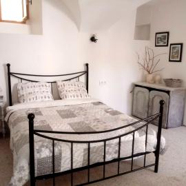 Charmant Studio dans l’Ancienne Mairie, hotel u gradu 'Saint-Laurent-le-Minier'