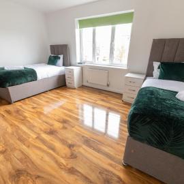 Contractor-Ready House - Bright, Spacious, and Free WiFi Included!, hotel u gradu Luton