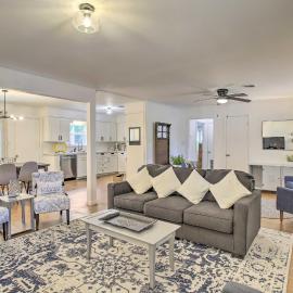 1 Mi to Main St: Brenham Retreat w/ Game Room, hotel v destinácii Brenham