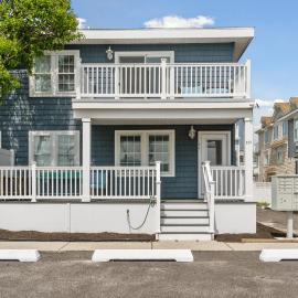 Beach Block Parking Modern Decor Porch, hotelli kohteessa Brigantine