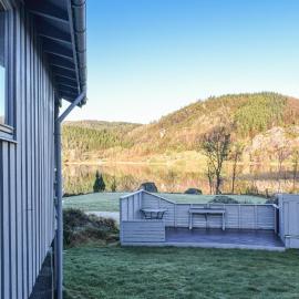 3 Bedroom Lovely Home In Helvik，Hellvik的飯店
