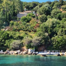 Alonissos Luxury Villa with Jacuzzi and Beach, khách sạn ở Agios Dimitrios