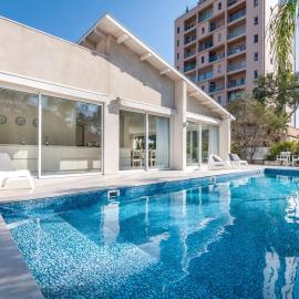 Magical Villa With Pool, מלון בהרצליה