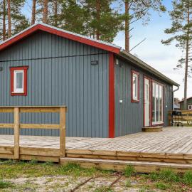 3 Bedroom Amazing Home In Löttorp, hotel en Löttorp