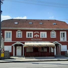 Twins, hotel in Hurbanovo