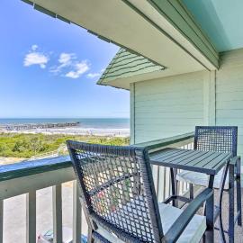 Beachfront Isle of Palms Condo w/ Balcony & Pool!, hotel in Isle of Palms