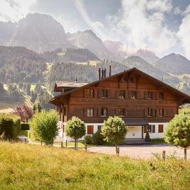 Reka-Ferienanlage Rougemont, Gstaad, хотел в Rougemont