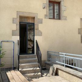 Appartement 4 personnes, 1 chambre, terrasse, Wifi, proche du centre、ラ・ブルブールのホテル