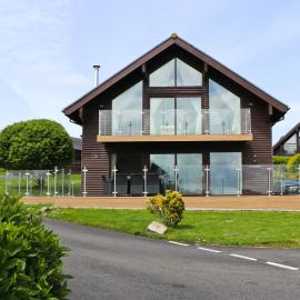 ON-SITE WATERSPORTS family lodge, hotel in Saint Columb Major