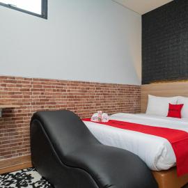 RedDoorz at Golden Averis Cibuluh Bogor,茂物的飯店