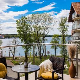 Willa Port Apartament Premium z widokiem na jezioro، فندق في أوسترودا