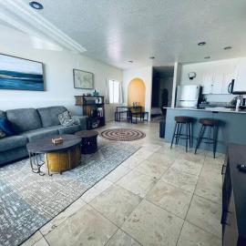 Pet Friendly! Private retreat in Nob Hill, Hotel in Albuquerque
