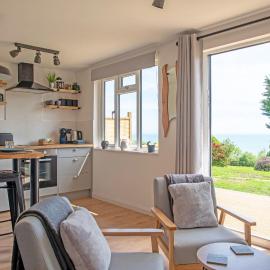 The Jolly Lodge-Sea Views-Free Parking, хотел в Лайм Риджис