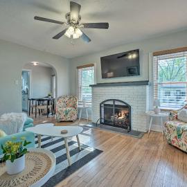 Benton Harbor 'Gracie Cottage' w/ Hot Tub + Yard!, hotel a Benton Harbor