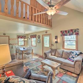 Family Cottage 3 Mi to Higgins Lake State Pk!、Roscommonのホテル