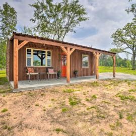 Updated Studio Cabin in Ozark w/ Yard & Mtn View, hotel in Ozark