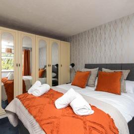 Findon House Spacious 3 bedroom, contractor, relocations friendly,10mins from GATWICK Airport, free parking, WIFI, garden, CRAWLEY