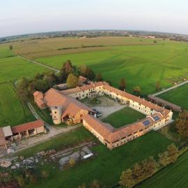 Agriturismo Cascina Mora، فندق في بافيا