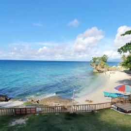 1peace beach resort, hotelli kohteessa Anda