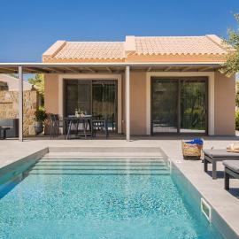 Villa LAOURA, hotel in Svoronata