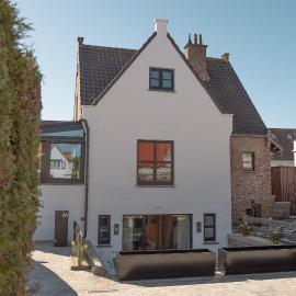 Nieuw app met tuin en terras, gratis parking, aan zee, vlakbij Brugge, hotel a Duinbergen
