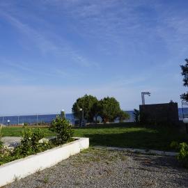 Nicholas Waves Beach Studios, hotel in Lartos