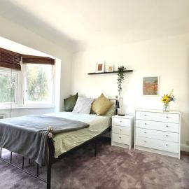 No2326 TreeHole-Spacious Apartment with Two Separate Bedrooms-Free Parking-Business & Family Stays, hotel a Northolt