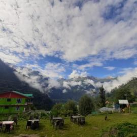 Shiva mountain guest house & Cafe, hotel in Tosh
