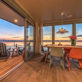 traumHaff Hausboote La Péniche / Ostsee - außergewöhnliches Design, atemberaubende Sonnenuntergänge und Sauna an Bord, hotel en Rieth