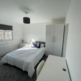 Double room with private bathroom in Basingstoke, хотел в Бейсингсток