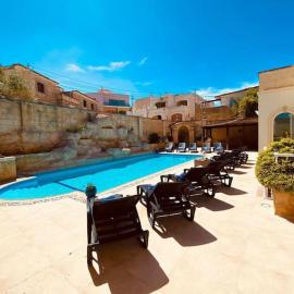 Velver Mansion, Malta - Luxury Villa with Pool, hotelli kohteessa Naxxar