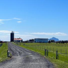 Bakland ad Lágafelli Apartment, hotel Búðarhólshverfiben