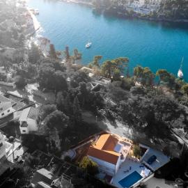 Amazing house W pool and big sunny terrace close to sea & beach, hotel a Splitska