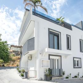 Casa Antonis - Modern Home with Jacuzzi near Faliraki, hotell i Kalithies