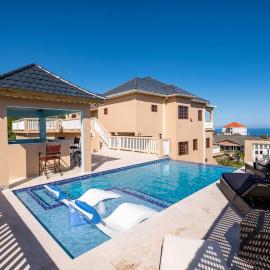 Villa De-Luxe Paradise, готель у місті Діскавері-Бей