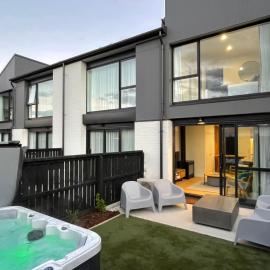 Riverside Lodge - Luxury Two Bedroom With Hot Tub